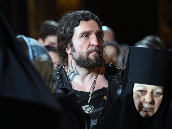 Президент мотоклуба Ночные волки Александр Залдостанов (Хирург) во время Рождественского богослужения в храме Христа Спасителя в Москве Президент мотоклуба Ночные волки Александр Залдостанов (Хирург) во время Рождественского богослужения в храме Христа Спасителя в Москве