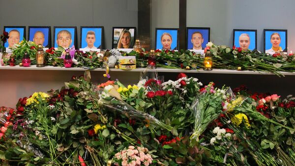 Цветы и свечи в международном аэропорту Борисполь в Киеве в память о членах экипажа пассажирского лайнера Украины Boeing 737-800, разбившегося в Тегеране Цветы и свечи в международном аэропорту Борисполь в Киеве в память о членах экипажа пассажирского лайнера Украины Boeing 737-800, разбившегося в Тегеране