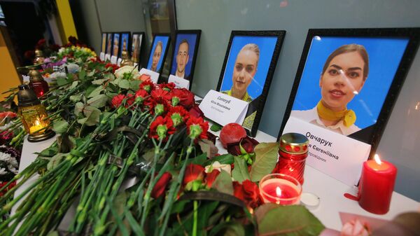 Цветы и свечи в международном аэропорту Борисполь в Киеве в память о членах экипажа пассажирского лайнера Украины Boeing 737-800, разбившегося в Тегеране Цветы и свечи в международном аэропорту Борисполь в Киеве в память о членах экипажа пассажирского лайнера Украины Boeing 737-800, разбившегося в Тегеране