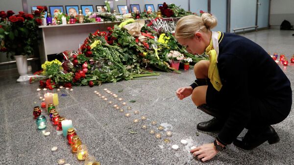 Сотрудница авиакомпании у народного мемориала в международном аэропорту Борисполь в Киеве в память о членах экипажа пассажирского лайнера Украины Boeing 737-800, разбившегося в Тегеране Сотрудница авиакомпании у народного мемориала в международном аэропорту Борисполь в Киеве в память о членах экипажа пассажирского лайнера Украины Boeing 737-800, разбившегося в Тегеране