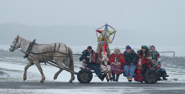 Участники колядок в селе Дубовка, Беларусь Участники колядок в селе Дубовка, Беларусь