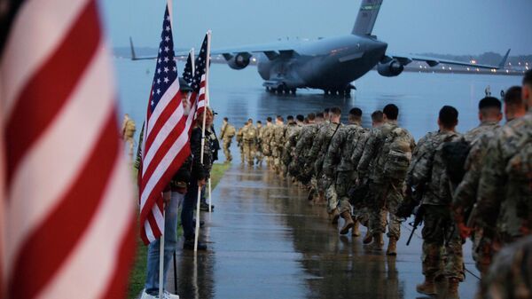 Американские военные, отправляющиеся в район операций Центрального командования США из Форт-Брэгг, Северная Каролина Американские военные, отправляющиеся в район операций Центрального командования США из Форт-Брэгг, Северная Каролина