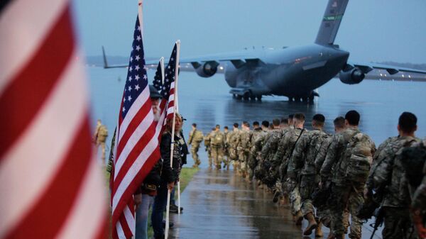 Американские военные, отправляющиеся в район операций Центрального командования США из Форт-Брэгг, Северная Каролина Американские военные, отправляющиеся в район операций Центрального командования США из Форт-Брэгг, Северная Каролина