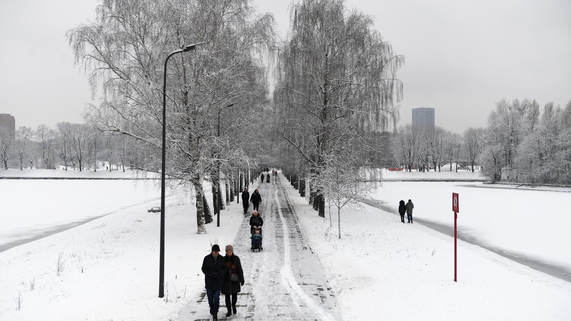 Люблине сегодня погода. Погода в Москве. Фотографии снегопада в Москве. Холодное лето в Москве. Аномальная погода.
