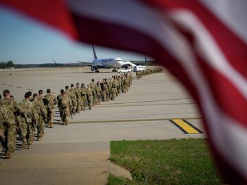 Американские военные перед вылетом на Ближний Восток 