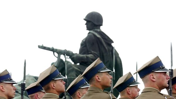 Военнослужащие польской армии у памятника воинам Советской Армии в Варшаве Военнослужащие польской армии у памятника воинам Советской Армии в Варшаве