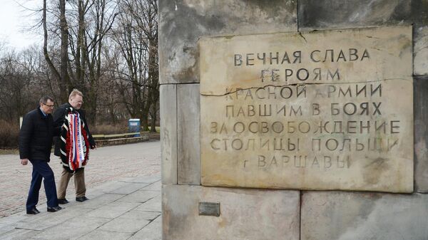 Возложение венка к памятнику Благодарности Красной армии в Варшаве Возложение венка к памятнику Благодарности Красной армии в Варшаве