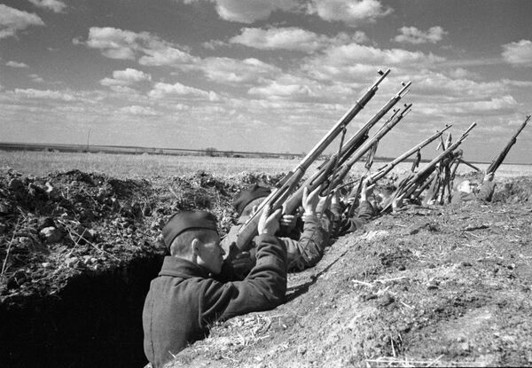 Советские воины ведут огонь из винтовок по вражескому самолету. Курская дуга Советские воины ведут огонь из винтовок по вражескому самолету. Курская дуга