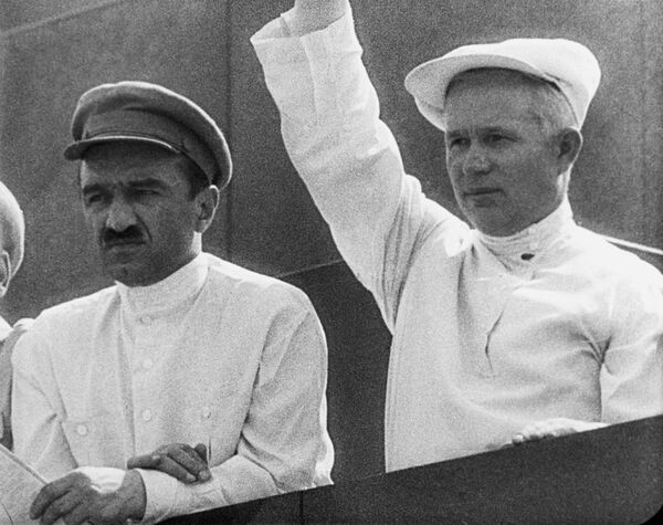 Анастас Микоян и Никита Хрущев на физкультурном параде Анастас Микоян и Никита Хрущев на физкультурном параде