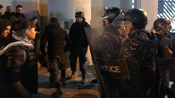 Сотрудники полиции во время столкновений с участниками антиправительственных демонстраций перед управлением МВД напротив посольства России в Бейруте Сотрудники полиции во время столкновений с участниками антиправительственных демонстраций перед управлением МВД напротив посольства России в Бейруте