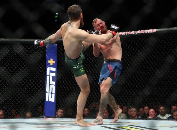 Слева направо: бойцы UFC Конор Макгрегор (Ирландия) и Дональд Серроне (США) а турнире UFC 246 Слева направо: бойцы UFC Конор Макгрегор (Ирландия) и Дональд Серроне (США) а турнире UFC 246