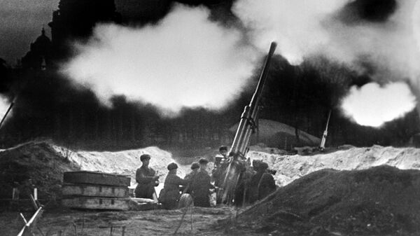 Блокадный Ленинград. Батарея зенитных орудий у Исаакиевского собора ведет огонь, отражая ночной налет немецкой авиации Блокадный Ленинград. Батарея зенитных орудий у Исаакиевского собора ведет огонь, отражая ночной налет немецкой авиации