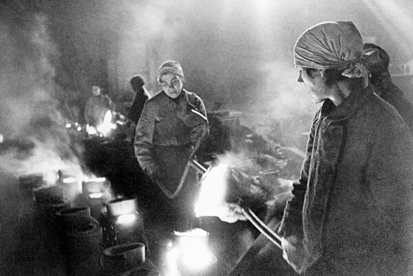 Женщины на заводе льют металл. Блокада Ленинграда Женщины на заводе льют металл. Блокада Ленинграда