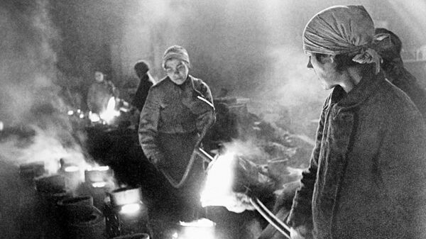 Женщины на заводе льют металл. Блокада Ленинграда Женщины на заводе льют металл. Блокада Ленинграда