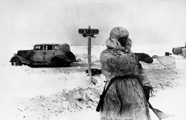 Регулировщик на Дороге жизни через Ладожское озеро Регулировщик на Дороге жизни через Ладожское озеро
