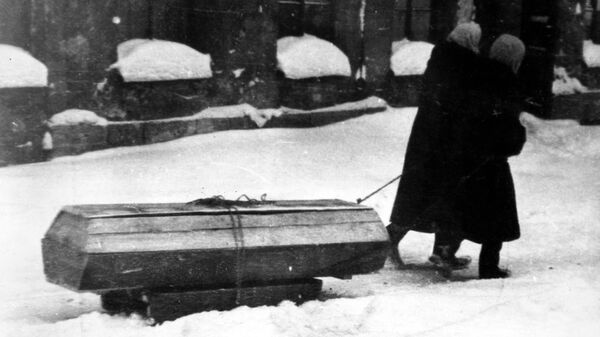 Жители города везут на санках гроб с умершем. Блокада Ленинграда Жители города везут на санках гроб с умершем. Блокада Ленинграда