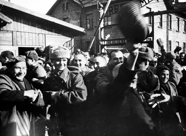 Узники Освенцима в первые минуты после освобождением лагеря Советской Армией Узники Освенцима в первые минуты после освобождением лагеря Советской Армией