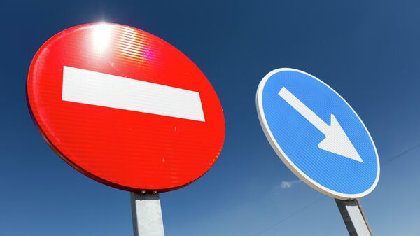 Запрещающие знаки. В Литве докопались до дорожного столба Запрещающие знаки. В Литве докопались до дорожного столба