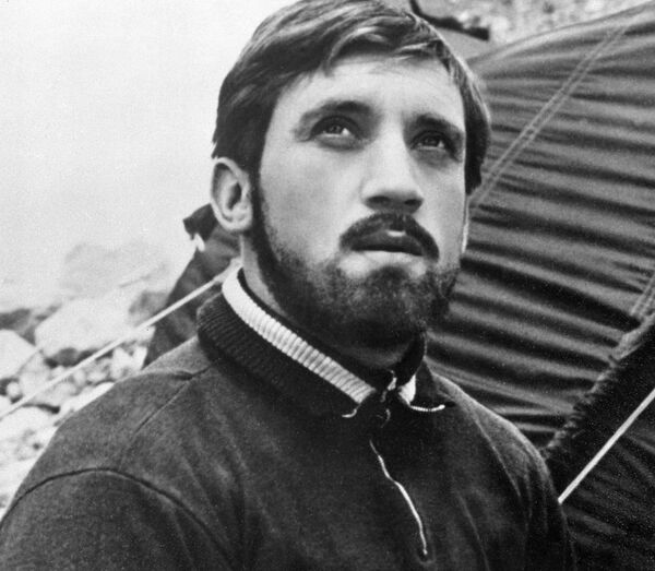 Владимир Высоцкий в роли радиста в фильме Вертикаль режиссера Станислава Говорухина. Владимир Высоцкий в роли радиста в фильме Вертикаль режиссера Станислава Говорухина.