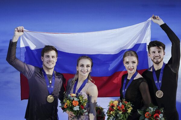 Призеры соревнований в танцах на льду чемпионата Европы по фигурному катанию на церемонии награждения (слева направо): Виктория Синицина и Никита Кацалапов (Россия) - золотые медали, Александра Степанова и Иван Букин (Россия) - бронзовые медали. Призеры соревнований в танцах на льду чемпионата Европы по фигурному катанию на церемонии награждения (слева направо): Виктория Синицина и Никита Кацалапов (Россия) - золотые медали, Александра Степанова и Иван Букин (Россия) - бронзовые медали.