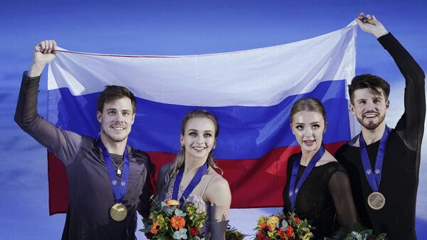 Призеры соревнований в танцах на льду чемпионата Европы по фигурному катанию на церемонии награждения (слева направо): Виктория Синицина и Никита Кацалапов (Россия) - золотые медали, Александра Степанова и Иван Букин (Россия) - бронзовые медали. Призеры соревнований в танцах на льду чемпионата Европы по фигурному катанию на церемонии награждения (слева направо): Виктория Синицина и Никита Кацалапов (Россия) - золотые медали, Александра Степанова и Иван Букин (Россия) - бронзовые медали.
