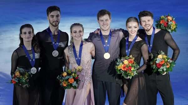 Призеры соревнований в танцах на льду чемпионата Европы по фигурному катанию на церемонии награждения (слева направо): Габриэлла Пападакис и Гийом Сизерон (Франция) - серебряные медали, Виктория Синицина и Никита Кацалапов (Россия) - золотые медали, Александра Степанова и Иван Букин (Россия) - бронзовые медали. Призеры соревнований в танцах на льду чемпионата Европы по фигурному катанию на церемонии награждения (слева направо): Габриэлла Пападакис и Гийом Сизерон (Франция) - серебряные медали, Виктория Синицина и Никита Кацалапов (Россия) - золотые медали, Александра Степанова и Иван Букин (Россия) - бронзовые медали.