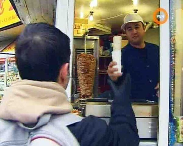 От деликатесов к фаст-фуду: кризис изменил меню москвичей От деликатесов к фаст-фуду: кризис изменил меню москвичей