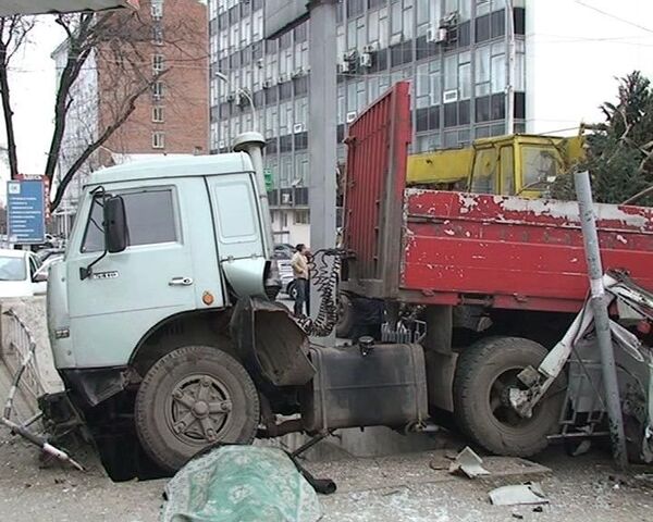 ДТП в Ростове-на-Дону. Водитель умер за рулем КамАЗа ДТП в Ростове-на-Дону. Водитель умер за рулем КамАЗа