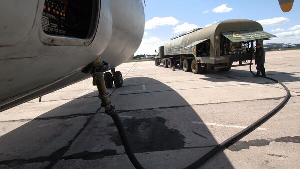 Заправка военно-транспортного самолета Заправка военно-транспортного самолета
