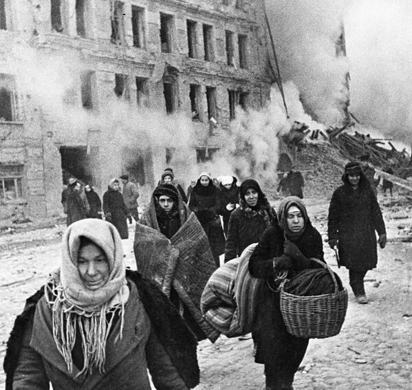 Жители блокадного Ленинграда выходят из бомбоубежища Жители блокадного Ленинграда выходят из бомбоубежища