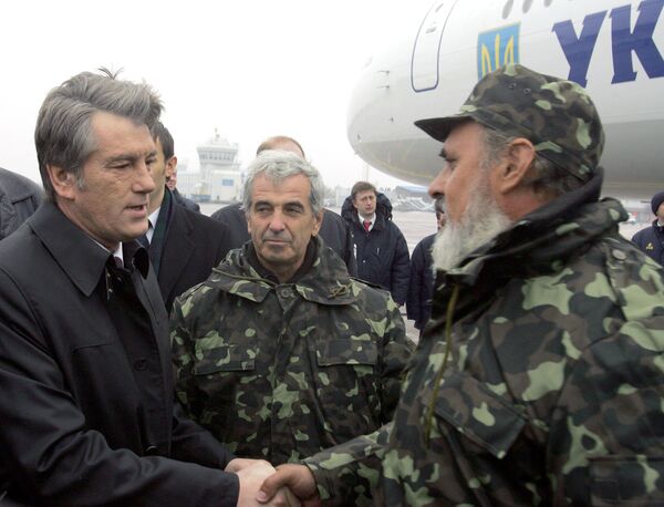 Виктор Ющенко встретил экипаж украинского сухогруза «Фаина» в аэропорту «Борисполь» Виктор Ющенко встретил экипаж украинского сухогруза «Фаина» в аэропорту «Борисполь»