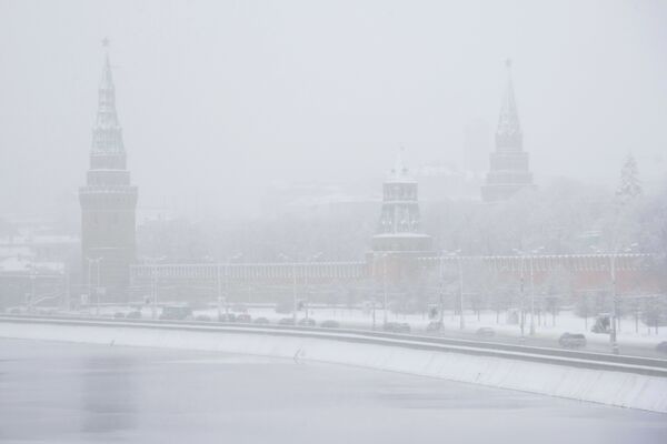 Сильный снегопад и гололед осложнили дорожную обстановку в Москве Сильный снегопад и гололед осложнили дорожную обстановку в Москве
