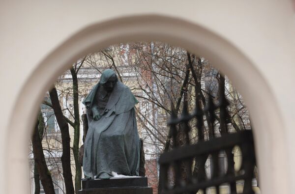 Памятник великому русскому писателю Николаю Гоголю в Москве Памятник великому русскому писателю Николаю Гоголю в Москве