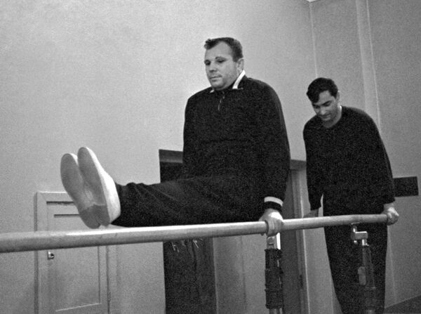 Ю.Гагарин и В.Быковский во время занятий гимнастикой Ю.Гагарин и В.Быковский во время занятий гимнастикой