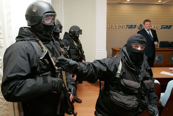 Вооруженные люди стоят в штаб-квартире украинской государственной энергетической компании Нафтогаз в Киеве Вооруженные люди стоят в штаб-квартире украинской государственной энергетической компании Нафтогаз в Киеве