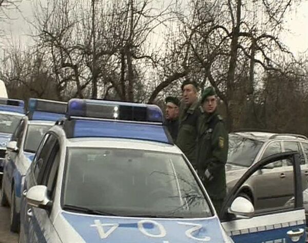 Полиция возле гимназии города Виннендене, в которой была открыта стрельба Полиция возле гимназии города Виннендене, в которой была открыта стрельба