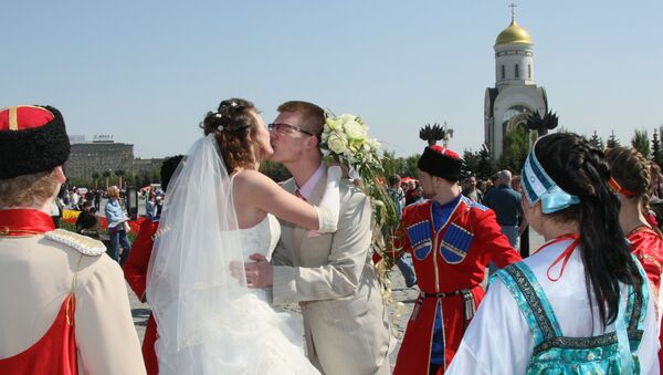 Свадебные гуляния накануне Красной горки на Поклонной горе Свадебные гуляния накануне Красной горки на Поклонной горе