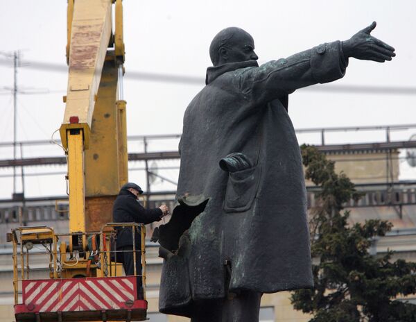 Снятый в Петербурге памятник Ленину может вернуться на место в апреле Снятый в Петербурге памятник Ленину может вернуться на место в апреле