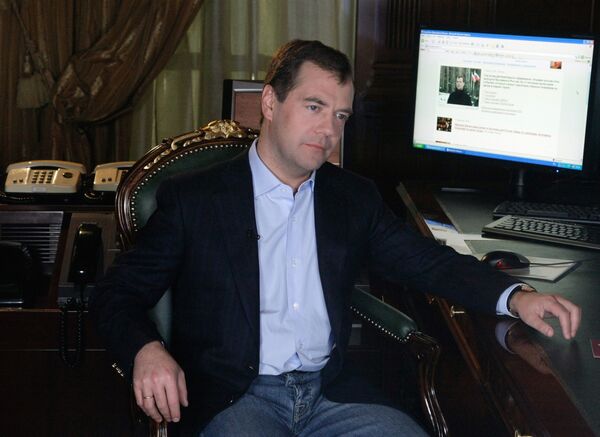 Президент РФ Д. Медведев записал свое первое видеобращение в Живом журнале Президент РФ Д. Медведев записал свое первое видеобращение в Живом журнале
