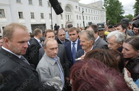 Премьер-министр РФ Владимир Путин встретился с жителями города Пикалево Премьер-министр РФ Владимир Путин встретился с жителями города Пикалево