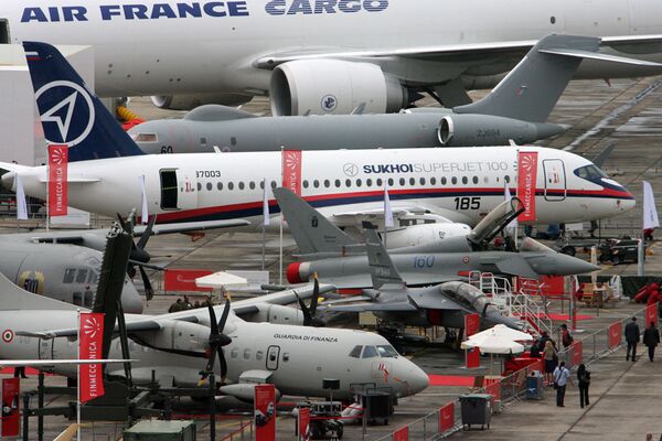 Российский самолет Sukhoi Superjet 100 в Ле-Бурже Российский самолет Sukhoi Superjet 100 в Ле-Бурже