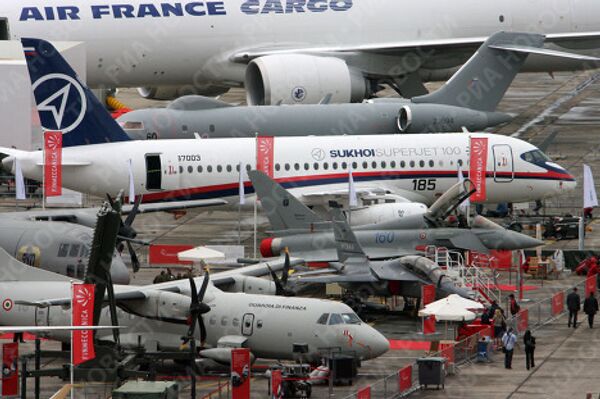 Российский самолет Sukhoi Superjet 100 в Ле-Бурже Российский самолет Sukhoi Superjet 100 в Ле-Бурже