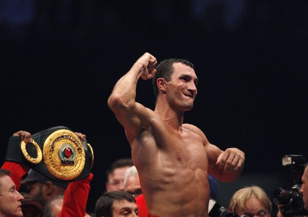 Владимир Кличко после победы над Русланом Чагаевом в бою за титулы WBO, IBF и IBO Владимир Кличко после победы над Русланом Чагаевом в бою за титулы WBO, IBF и IBO