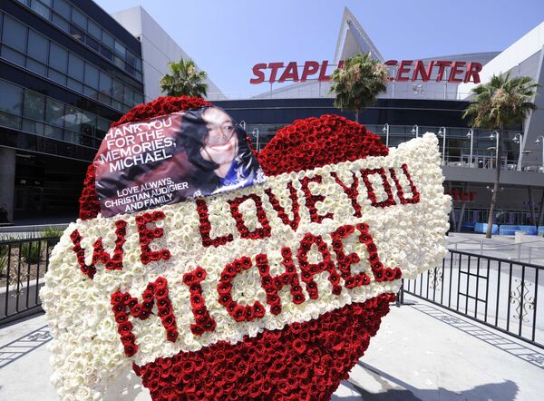 У комплекса Staples, где прошла церемония прощания с Майклом Джексоном У комплекса Staples, где прошла церемония прощания с Майклом Джексоном