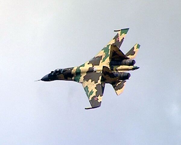 Новейший истребитель Су-35 атакует восемь целей одновременно Новейший истребитель Су-35 атакует восемь целей одновременно