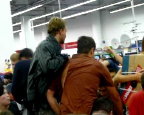 Давка в Эльдорадо во время распродажи ноутбуков. Видео очевидца Давка в Эльдорадо во время распродажи ноутбуков. Видео очевидца