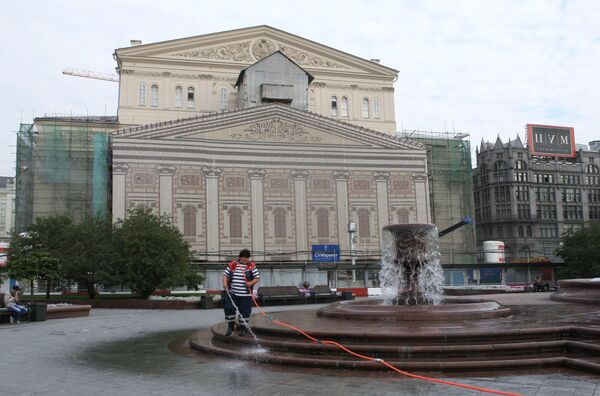 У здания Большого театра на Театральной площади. Архив У здания Большого театра на Театральной площади. Архив