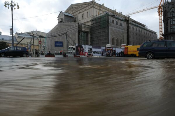 Авария на водопроводе у здания Большого театра в Москве Авария на водопроводе у здания Большого театра в Москве