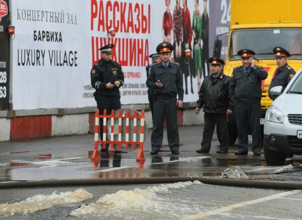 Авария на водопроводе у здания Большого театра в Москве Авария на водопроводе у здания Большого театра в Москве