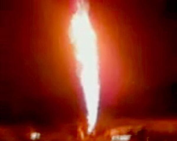 Водитель, протаранивший газопровод, сгорел на глазах у очевидцев Водитель, протаранивший газопровод, сгорел на глазах у очевидцев